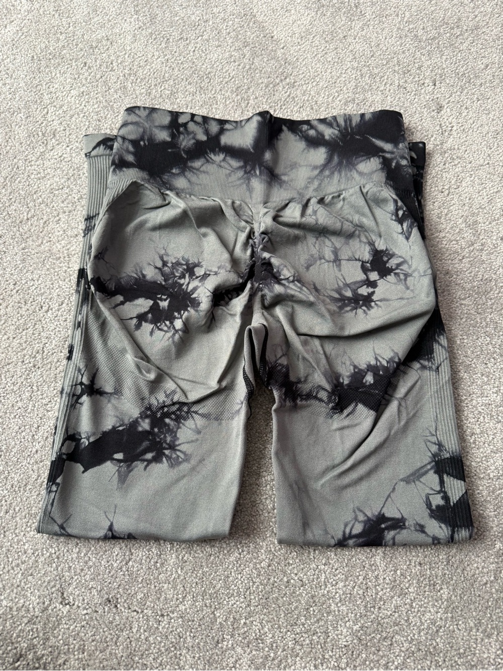 Women’s Gray Tie-Dye Performance leggings with scrunch